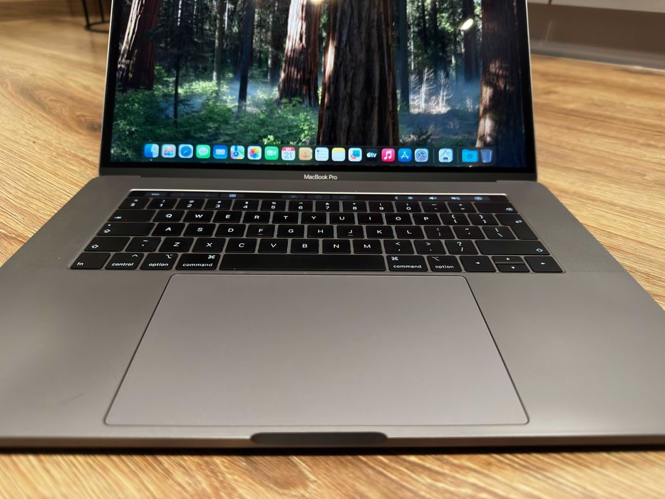 MacBook Pro 15 (2018) – i9 / 16 GB RAM / 512 GB SSD / Radeon Pro 5300M