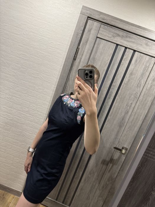 Плаття синє та червоне