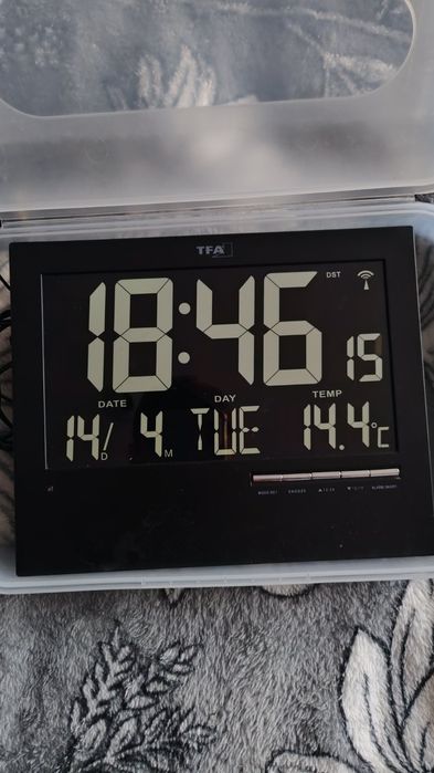 Цифровий  годинник з автоматичним підсвічуванням TFA Dostmann 604508