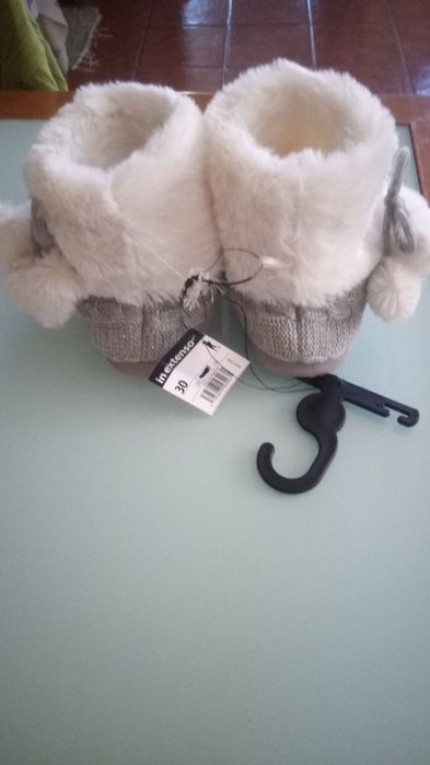 Pantufas novas de criança