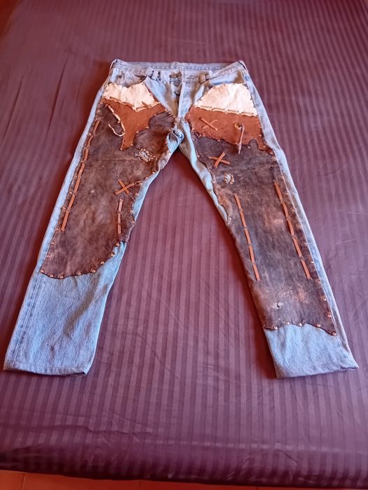 Calças ganga com aplicações em pele/cabedal, marca Levis Strauss originais/verdadeiras, compradas em Ibiza, modelo único/exclusivo.