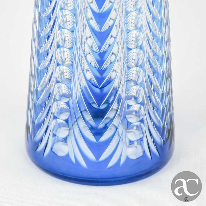 Garrafa de cristal doublé lapidado em azul