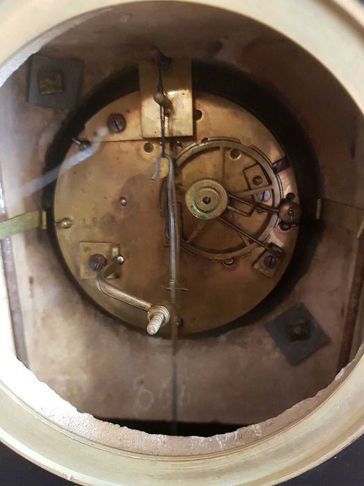 Francuski, stojący zegar kominkowy Empire - brąz.