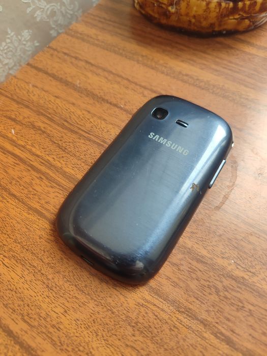 Este é um telemóvel Samsung Rex 70 (GT-S3800W)