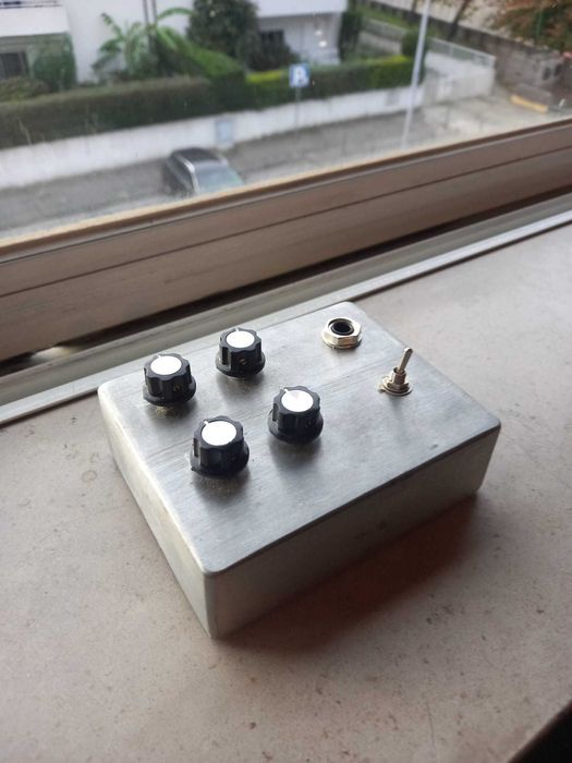 Pedais / efeitos / instrumentos eletrónicos feitos à mão