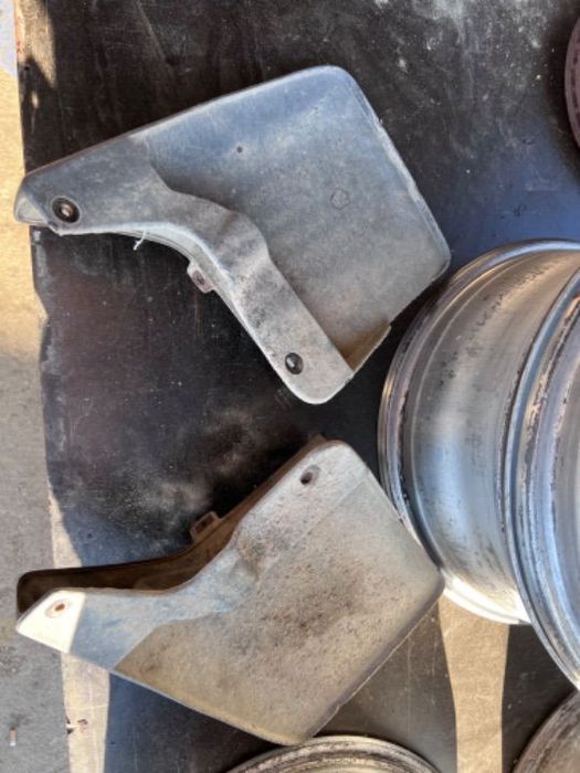 chlapacze tylne lewy prawy nissan navara d21
