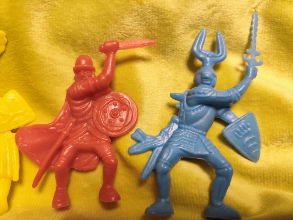 Figurki rycerzy retro – zestaw 4 plastikowych wojowników