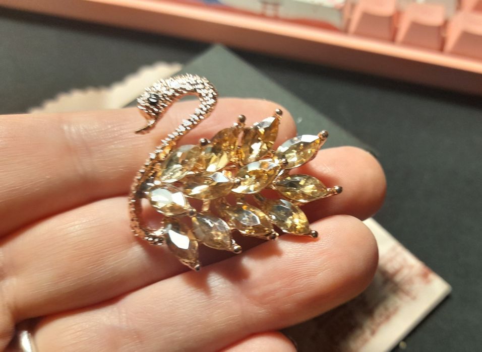 Piękna broszka łabędź kryształki Swarovski  Boże Narodzenie Gwiazdka