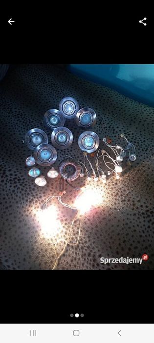 Oświetlenie sufitowe punktowe halogeny.