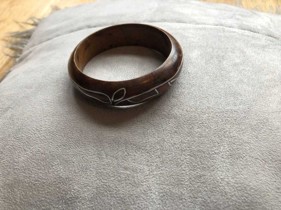 pulseira em madeira pintada a mao