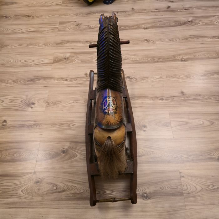 Malowany koń na biegowych z karuzeli