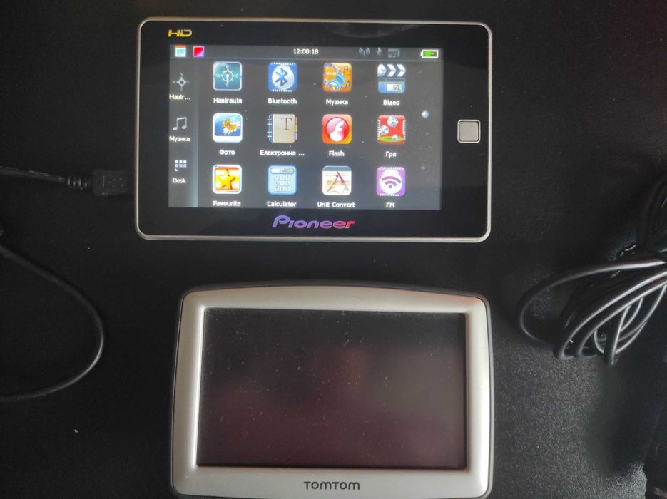 Лот GPS-навігаторів Pioneer та TomTom + автозарядка