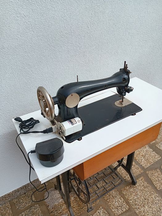 Máquina de costura a funcionar perfeitamente.
Manual, com adaptador mecânico elétrico.