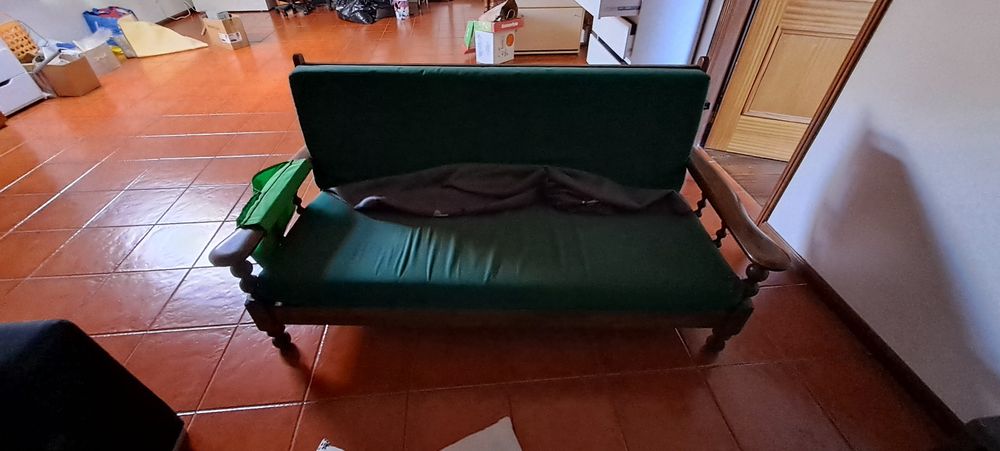 Sofá simples com almofadas