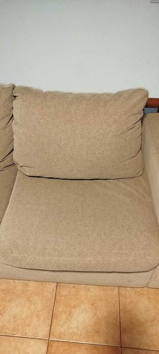 Conjunto sofá e poltrona em bom estado de conservação