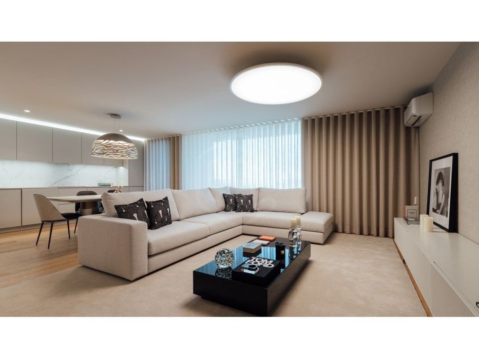 3-Bedroom Apartment with 11-meter balcony in Jardins d'Arrábida and 2 parking spaces