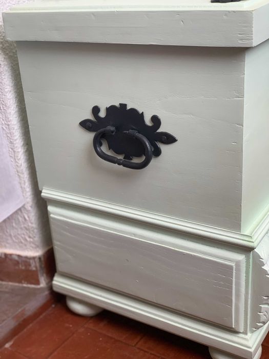 Arca  em madeira restaurada e muito util