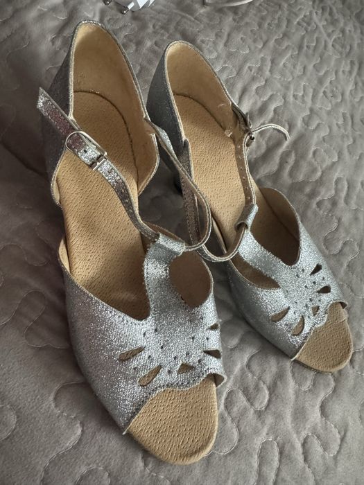 Бальні туфлі  для дівчинки.