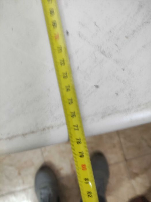Mesa de escritório com quatro gavetas