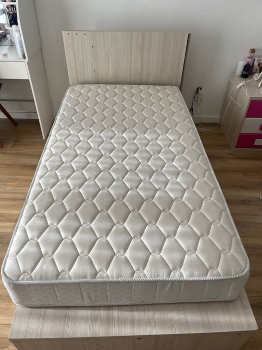 Cama solteiro, colchão e mesa de cabeceira