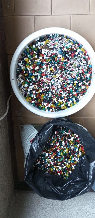 Kolorowe kamyczki do akwarium