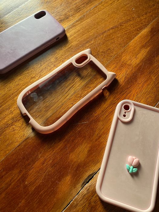 iPhone XR vermelho em bom estado.