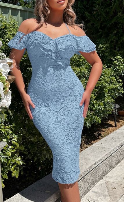 Niebieska koronkowa sukienka hiszpanka