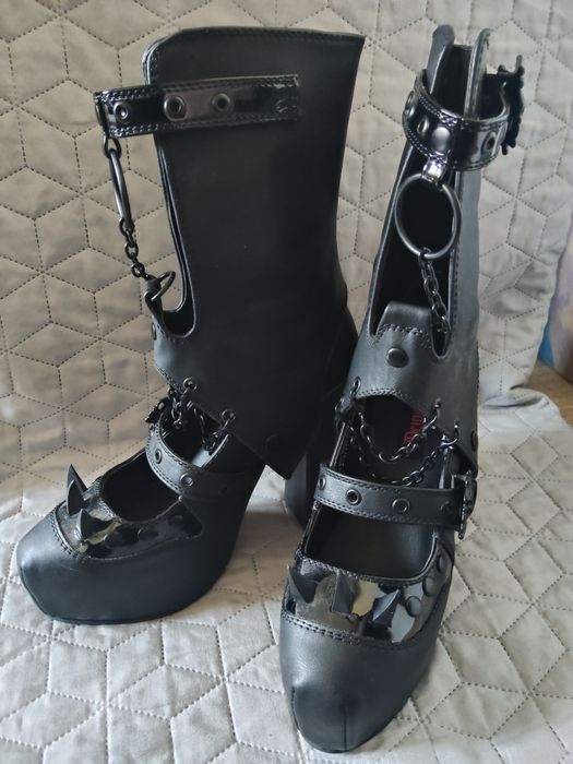 Obcasy na platformie demonia