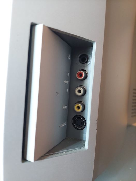 TV Philips (modelo 32PW8807/12) + Móvel incluído