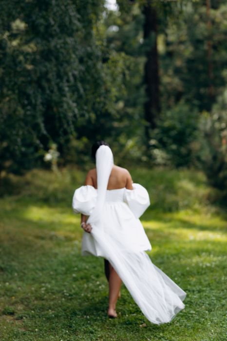 Атласна весільна сукня