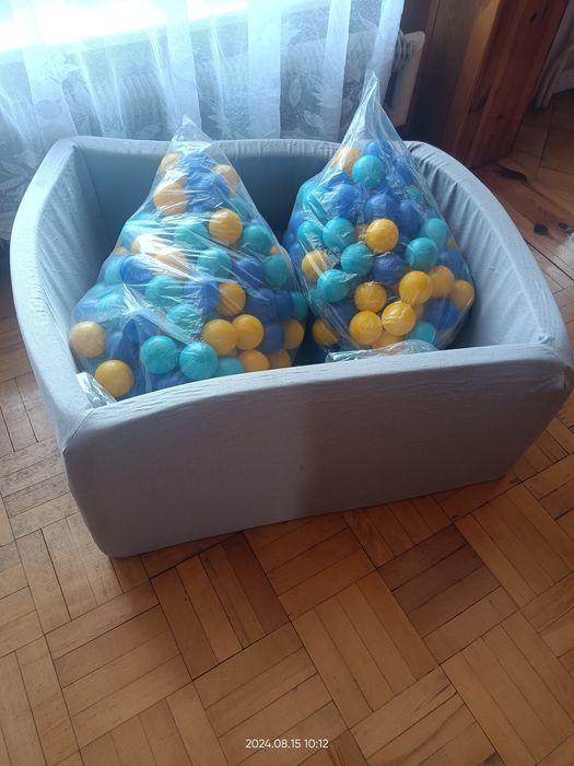 Suchy basen z piłkami