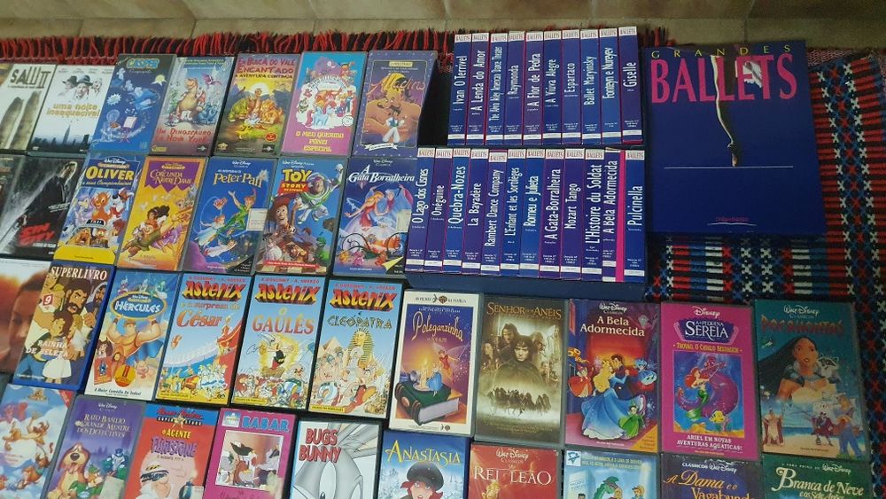 Lote de DVDs e VHS antigas