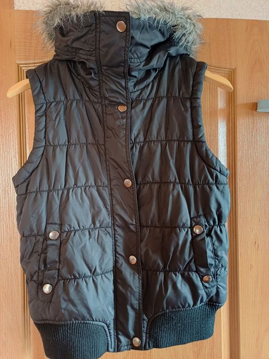 Жіноча жилетка .безрукавка