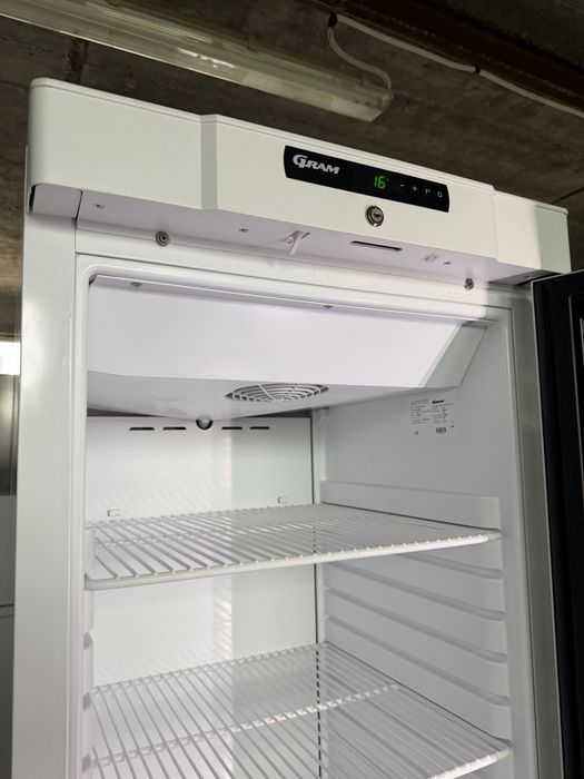 Холодильна вітрина GRAM KG410LGL16W