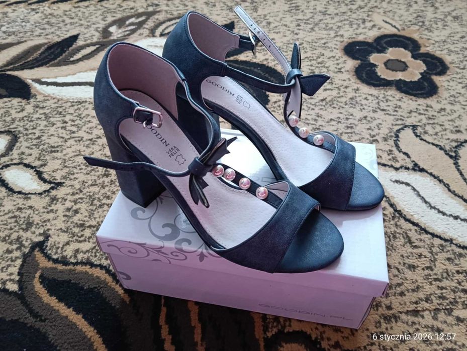 Sandały na obcasie roz. 37 kolor navy blue