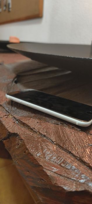iPhone SE 2020 c/ Caixa Original - Ecrã Impecável (Bateria 73%)