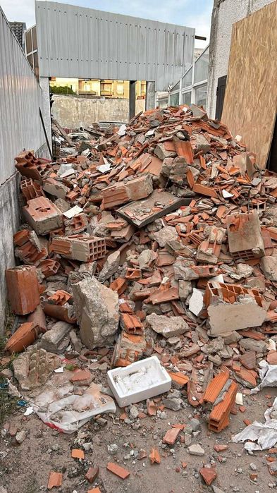 Remoção de entulhos lixos madeiras entre outros serviços