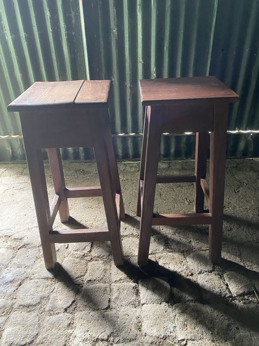 Conjunto de cadeiras e bancos