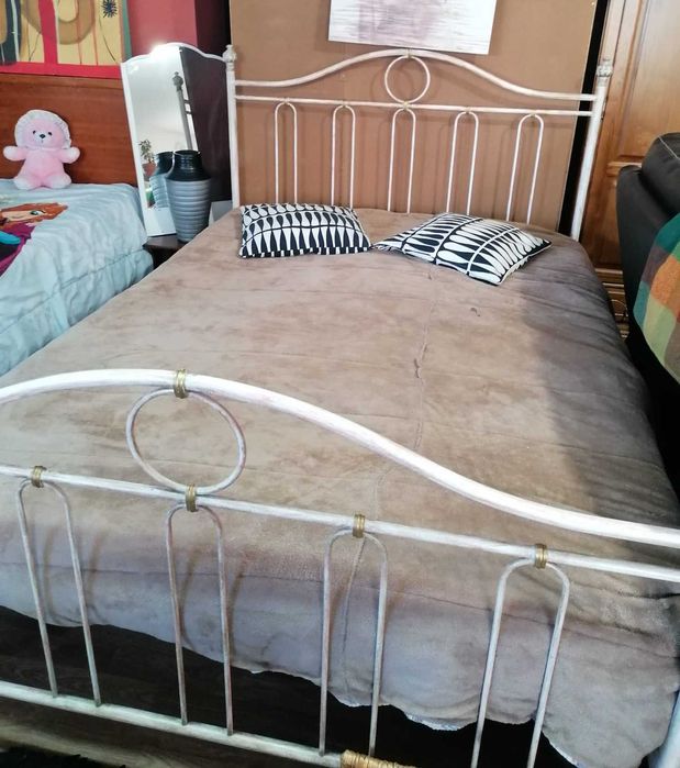 Cama de casal em ferro