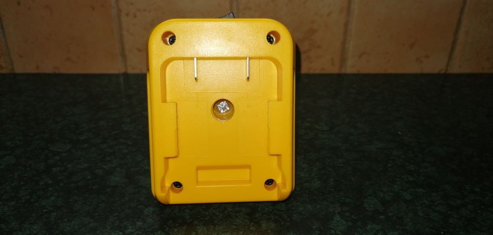 Lampa LED na baterie DEWALT i SZYBKIM ładowaniem na 2 usb