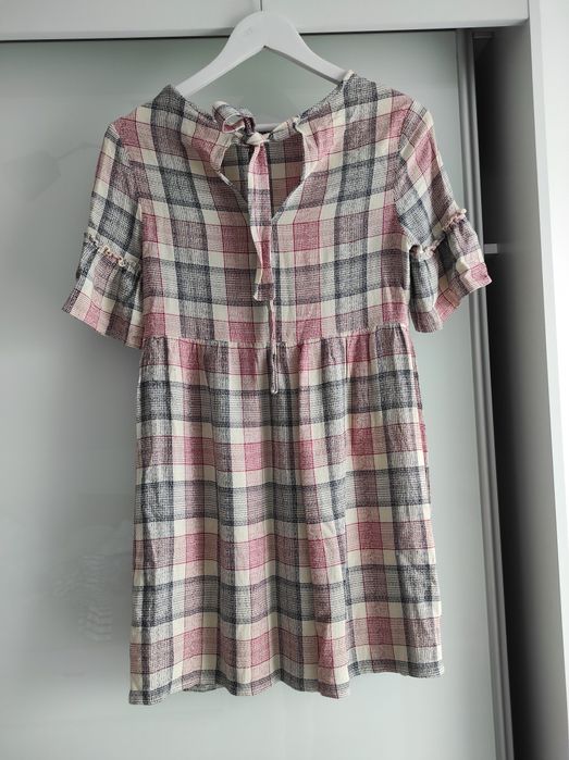 Sukienka z kokardą na plecach