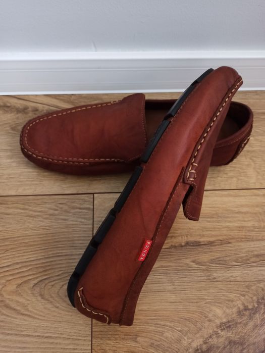 Nowe skórzane mokasyny w kolorze brązowym – wygodne i eleganckie