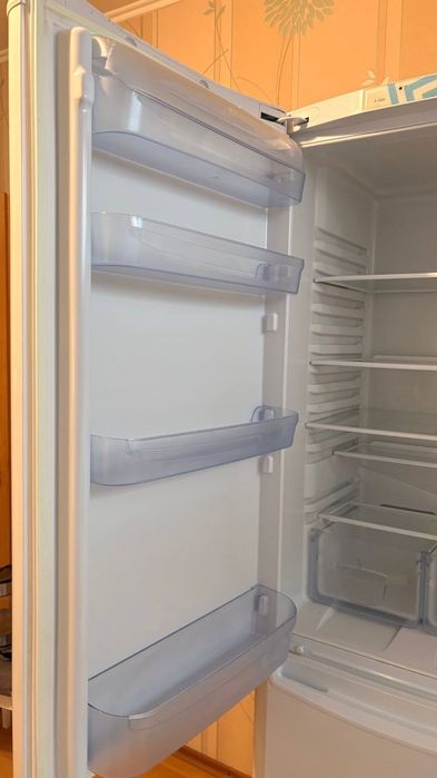 Продам холодильник INDESIT на запчасти