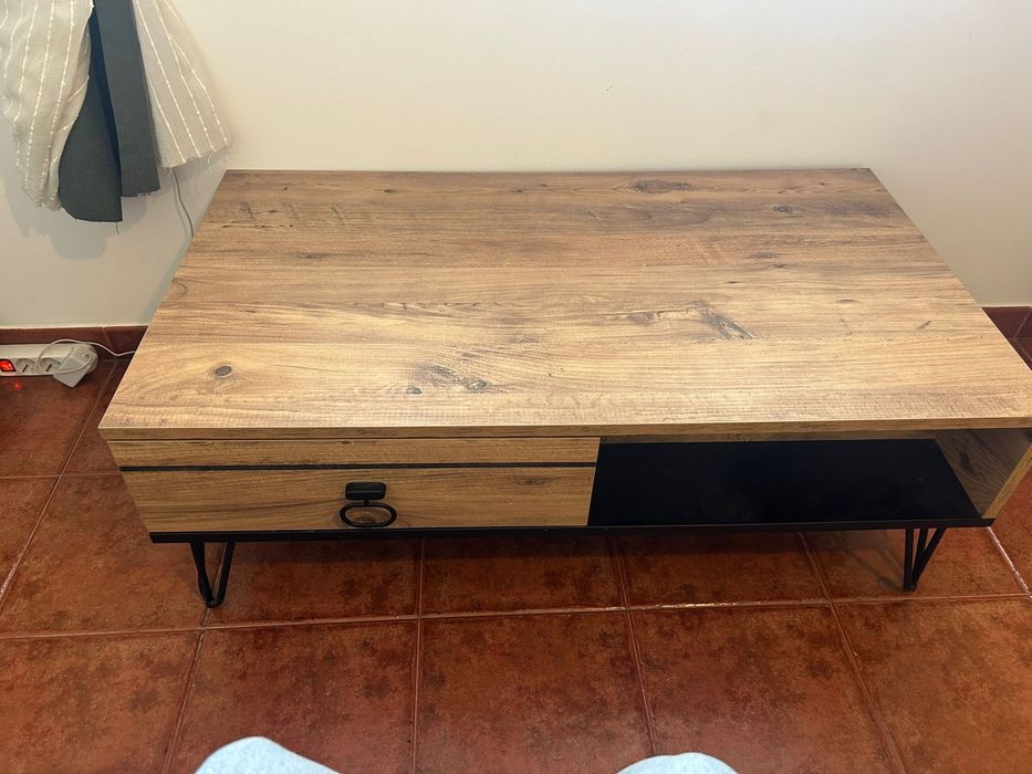 Mesa de centro em madeira e preto – excelente estado
