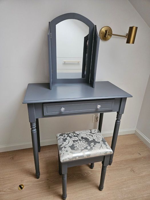 Szara toaletka z taboretem