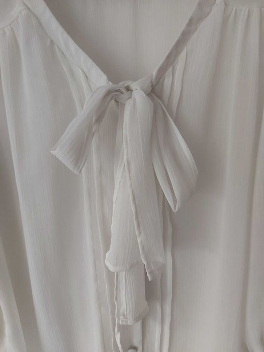 Elegancka bluzka w stylu vintage z rękawem 3/4 Guziki, dekolt V, Atmo