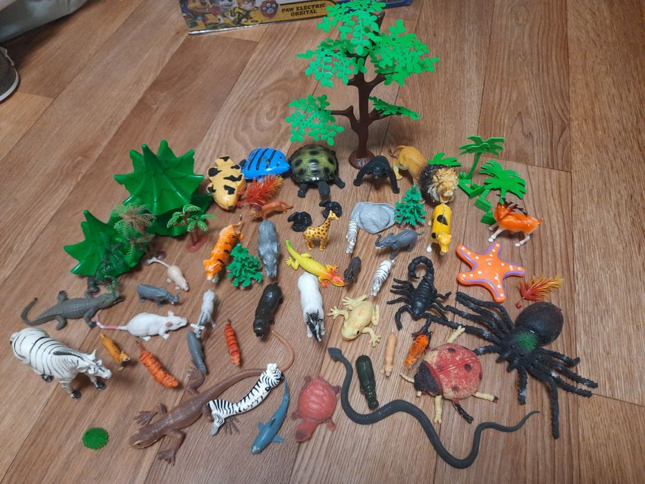 Набір тварин і дерев