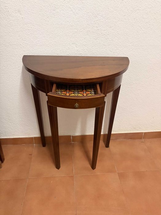 Mesas de apoio com gaveta