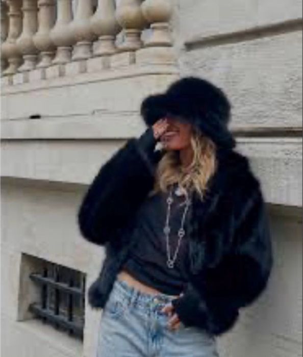 Чорна пухнаста стильна красота