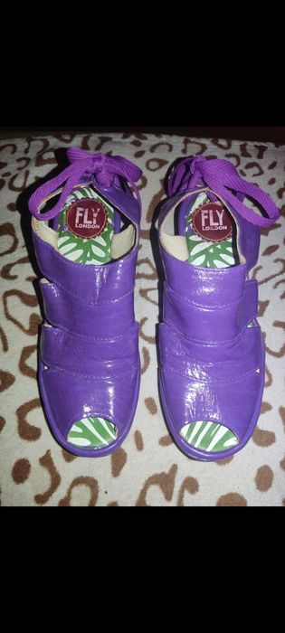 Кожаные босоножки Fly London